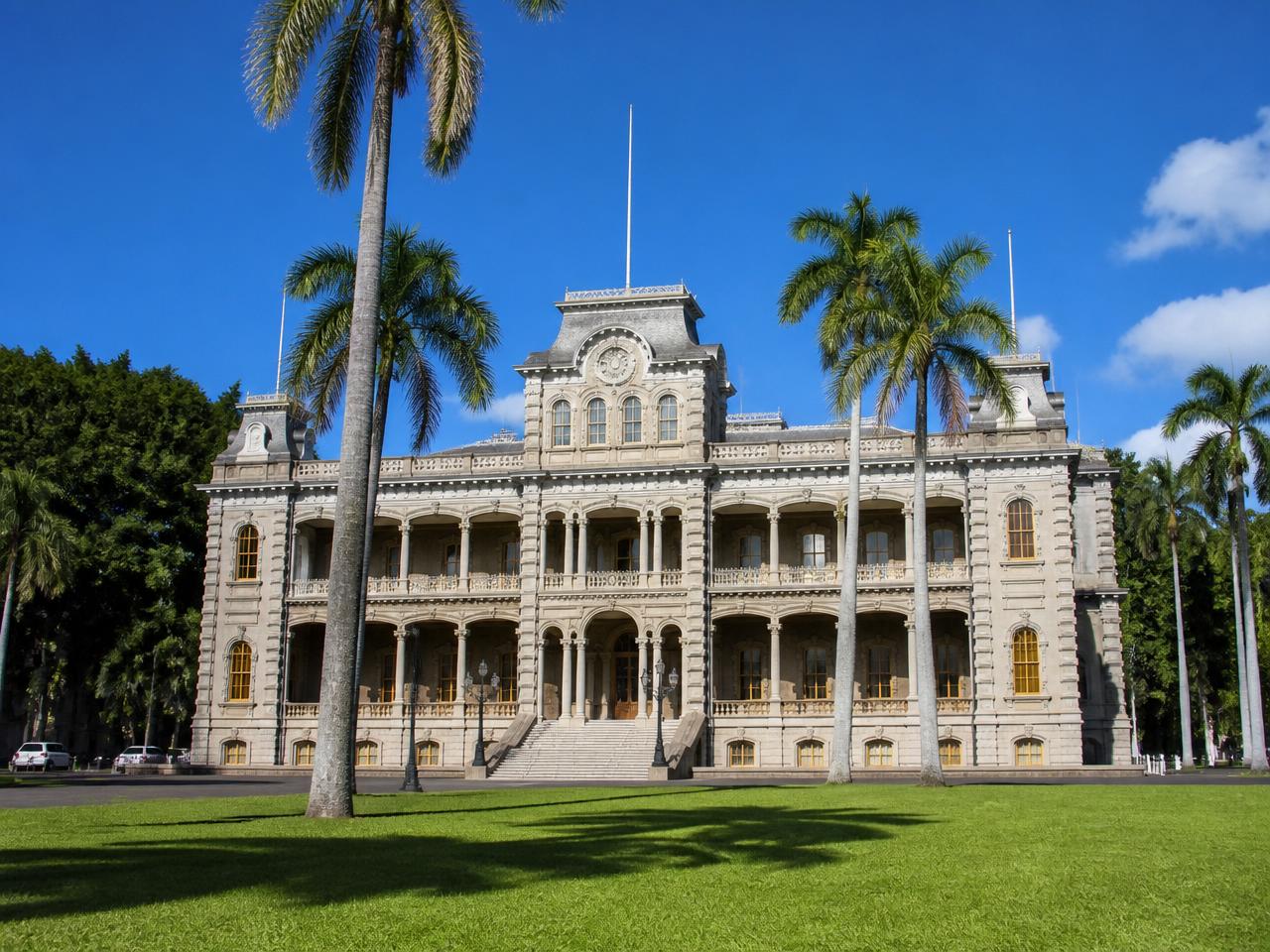 View of ʻIolani Palace on Oʻahu