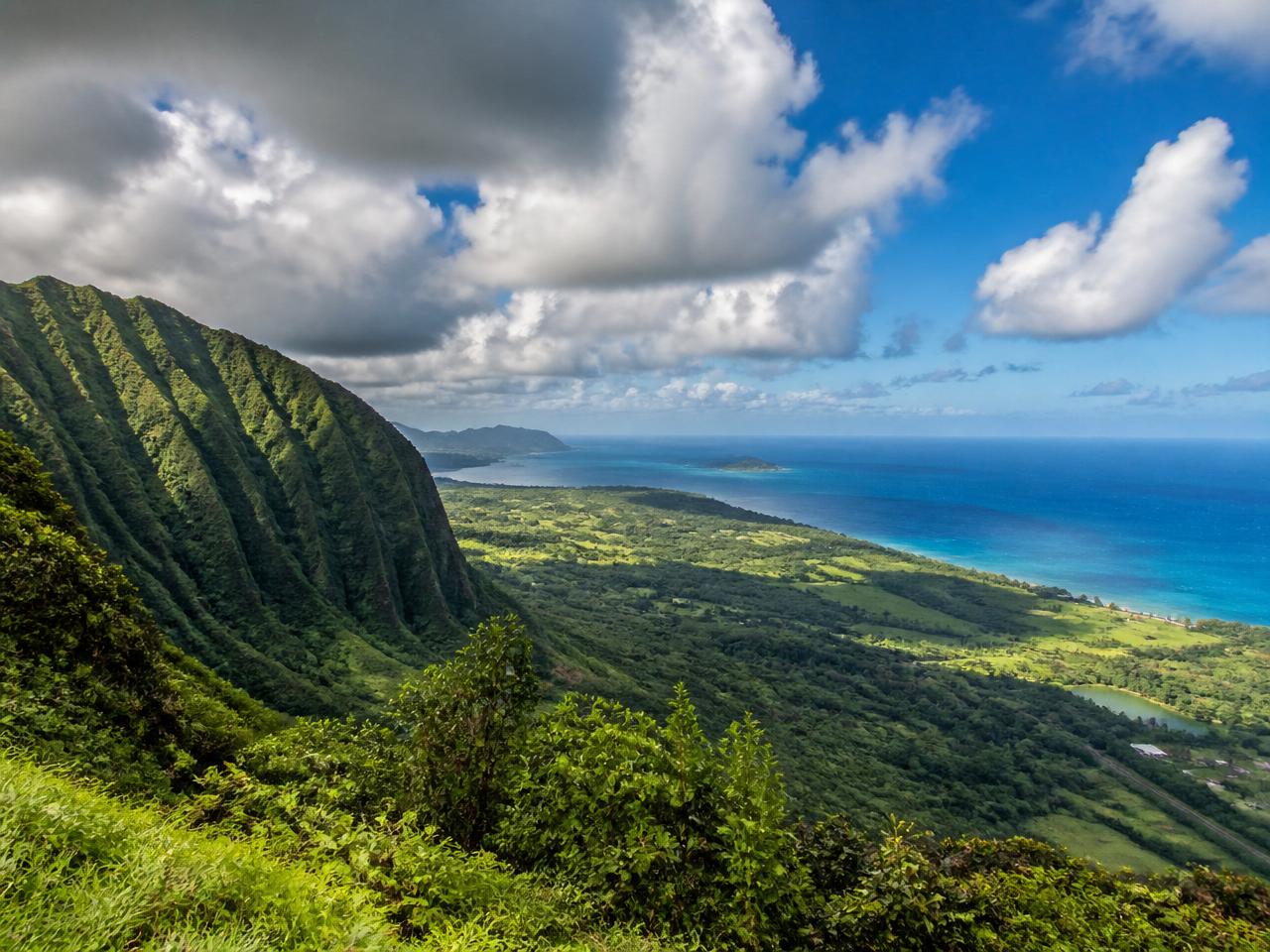 View of Nuʻuanu Pali Lookout on Oʻahu
